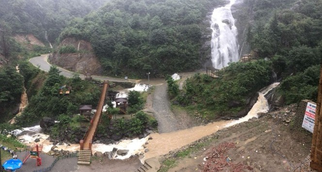 Turistik şelaleden aşırı yağış sonrası çamur aktı
