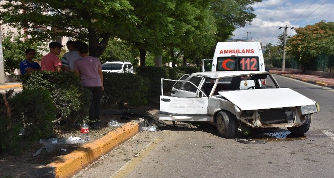 Otomobil ağaca çarptı: 5 yaralı