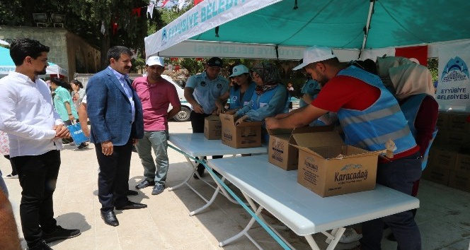 Eyyübiye Belediyesi vatandaşlara çeşitli ikramlarda bulundu