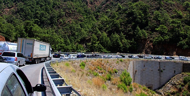 Bu ilçeye giriş tıkandı! Tatilciler akın etti