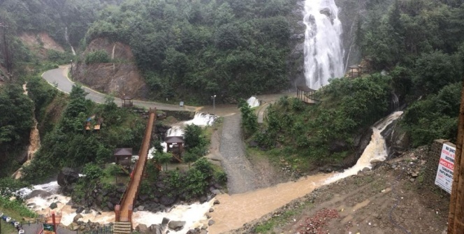 Şakır şakır çamur aktı. Görenler hemen bunu yaptı!