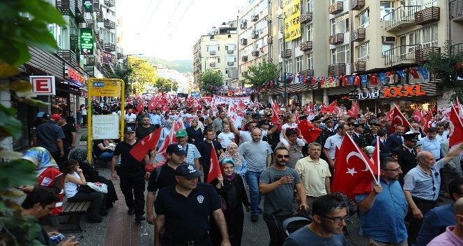 Bursa’da binler bayrak yürüyüşünde buluştu