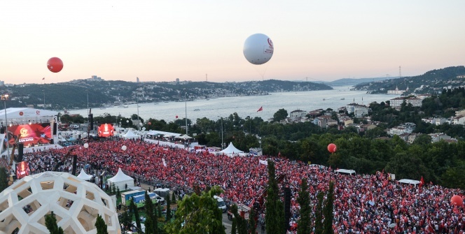 15 Temmuz Şehitler Köprüsü'ndeki insan yoğunluğu havadan görüntülendi