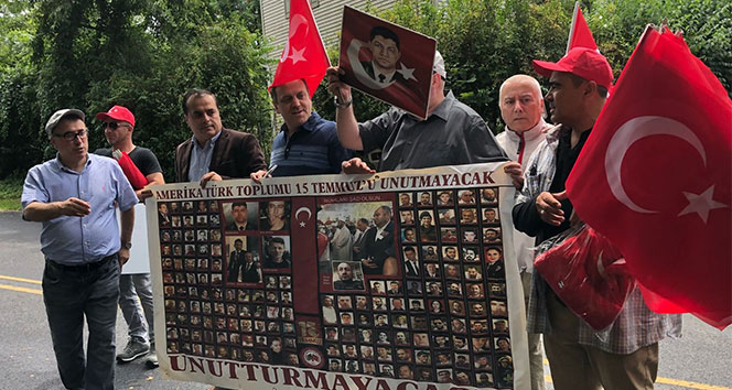 FETÖ elebaşı 15 Temmuz’da malikânesinin önünde protesto edildi