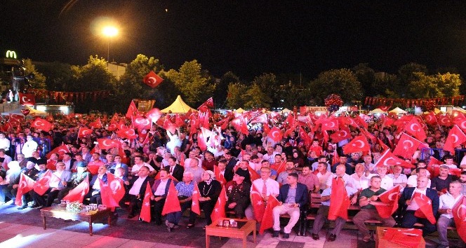 Düzce’de Demokrasi ve Milli Birlik Günü için vatandaşlar Mehter ile yürüdü