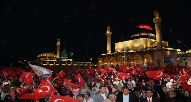 15 Temmuz’un yıldönümünde binlerce kişi Mevlana Meydanı’na akın etti!