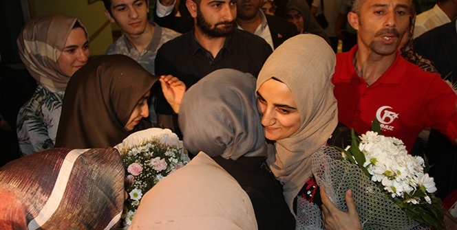 İsrail’de serbest bırakılan Ebru Özkan, Türkiye’ye döndü