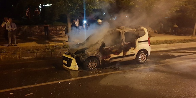 Seyir halindeki bir hafif ticari araç alev alev yandı