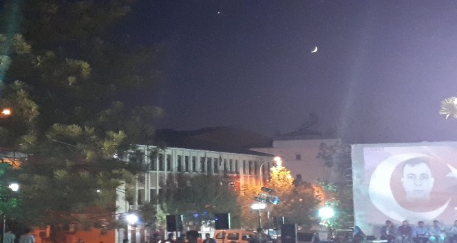 Hilal ile ay gökyüzünde Türk bayrağını simgeledi