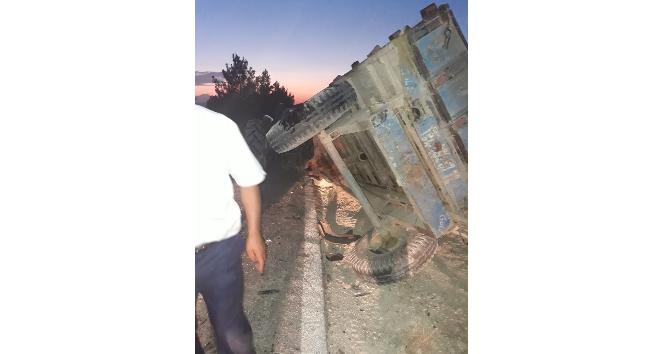 Otomobil traktöre arkadan çarptı: 3 yaralı