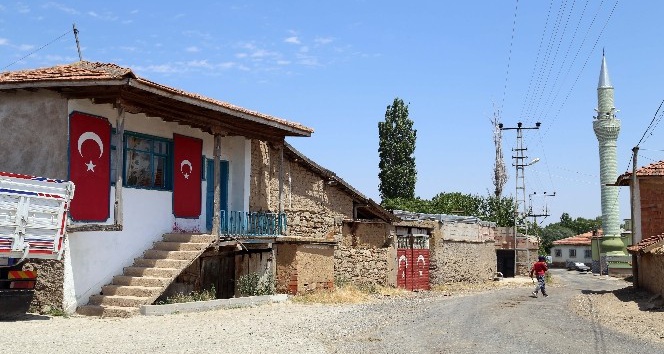 Bu köye gelenleri kapı ve duvarlarda Türk bayrakları karşılıyor