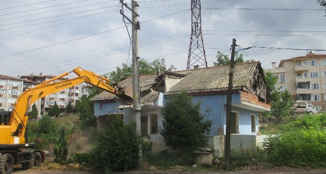 İzmit’te 2 harabe bina yıkıldı