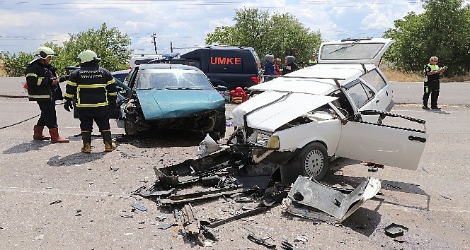 Karabük’te otomobiller kafa kafaya çarpıştı: 1 ölü, 7 yaralı