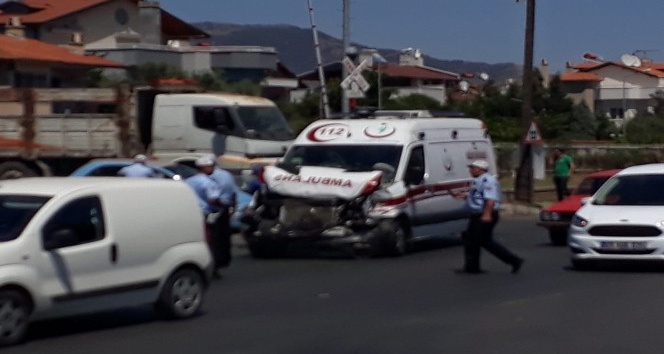 Vakaya giden 112 ambulansı kaza yaptı 2 kişi yaralandı