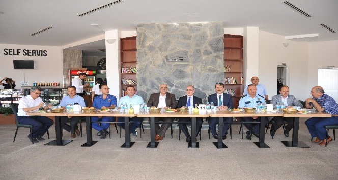 Trabzon’a atanan Bozüyük İlçe Müftüsü Selami Bağcı’ya veda yemeği