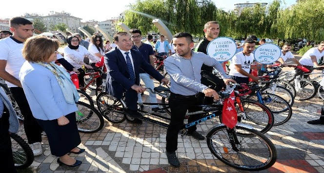 Büyükşehir öğrencilere 300 adet bisiklet dağıttı