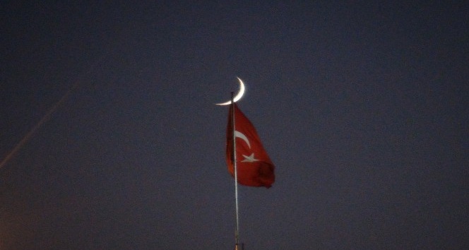 (ÖZEL) Taksim Camii üzerinde görülen hilal manzarası mest etti