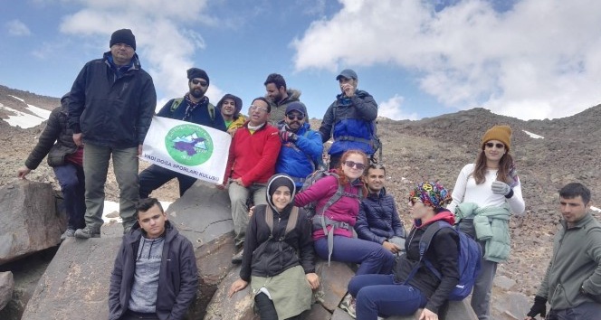 20 dağcı, 4 bin 58 rakımlı Süphan Dağı’na tırmandı