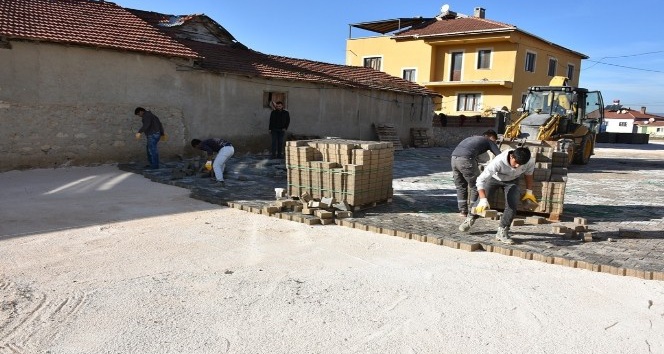 İnönü mahallelerinde kilit taş döşeme çalışmaları sürüyor