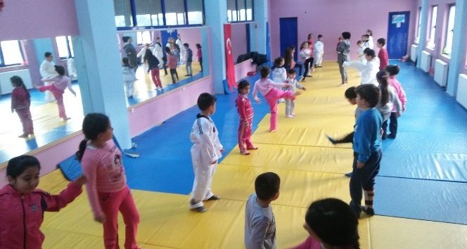 Bitlis’teki yaz spor okulları 25 branşta devam ediyor