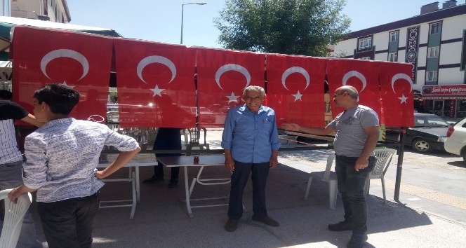 Ankaralı hırdavatçı seçimleri Erdoğan kazanınca &quot;şükür döneri&quot; dağıttı