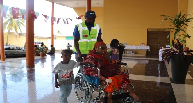 TİKA’dan Komorlar’a tekerlekli sandalye desteği