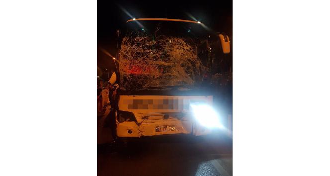 Yolcu otobüsü ile midibüs çarpıştı: 2 yaralı