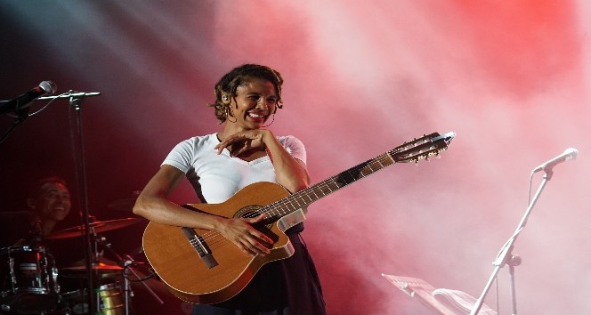 Yeni nesil star Ayo Bursa’da konser verdi