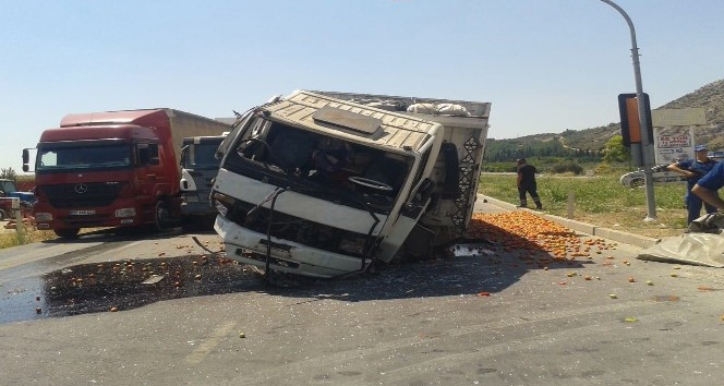 Domates yüklü kamyon kırmızı ışıkta bekleyen araçlara çarptı: 4 yaralı
