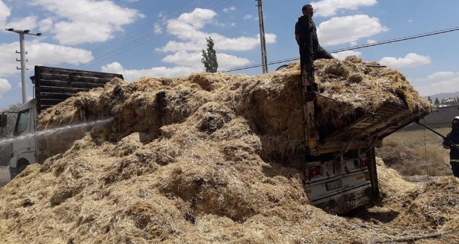 Nevşehir’in Acıgöl İlçesinde  saman yüklü kamyon yandı