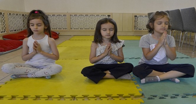 Çocuklar yoga ile nefes alıyor