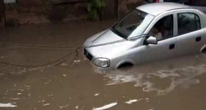 Beykoz&#039;da su baskınında sürücüler araçta mahsur kaldı