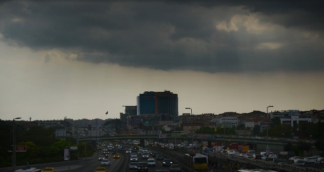 İstanbul’u kara bulutlar sardı