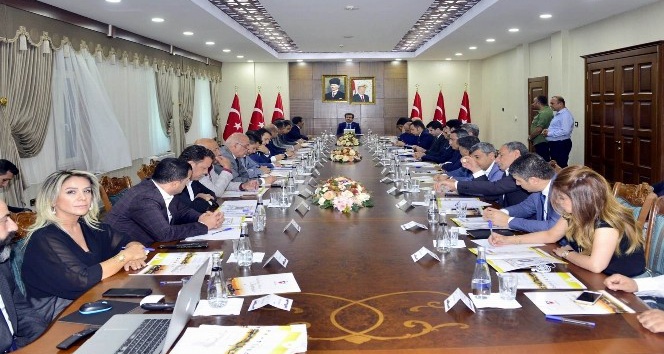Vali Güzeloğlu, Diyarbakır Tanıtım Günleri konulu toplantıya başkanlık etti