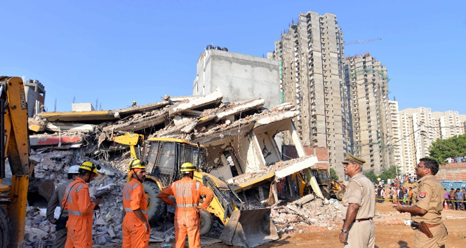Hindistan’da çöken binada ölü sayısı 9’a yükseldi