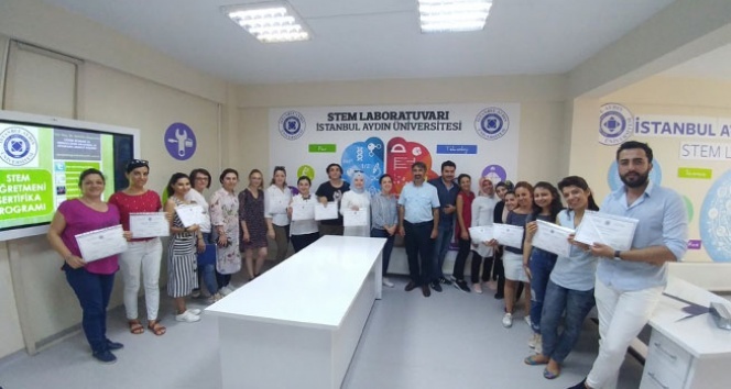Türkiye&#039;nin ilk STEM laboratuvarından 80 öğretmene sertifika