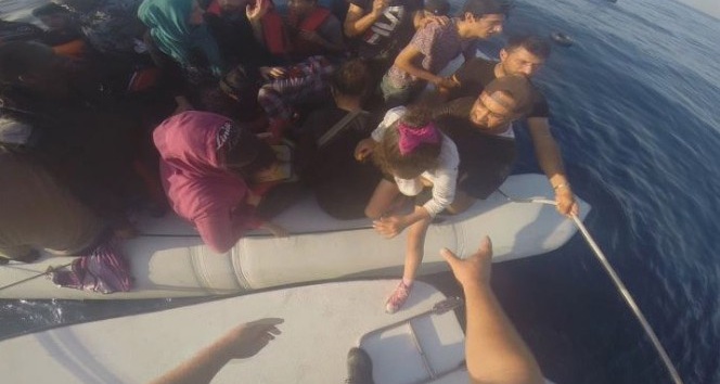 İzmir’de 53 kaçak göçmen yakalandı