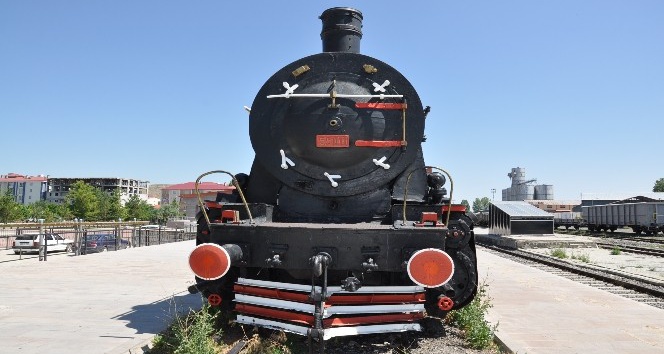 76 yıllık Kara Tren Kars Garı’nda sergileniyor