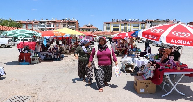 Beyşehirli kadınların anneler pazarında ilk mesaisi