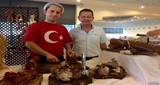 Türk gecesinde lezzet ve kültürü yakından tanıyorlar