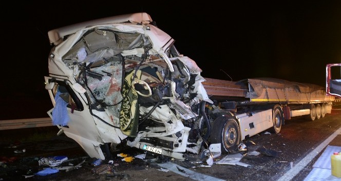 Aksaray’da 3 tırın karıştığı kazada ağır yaralanan şoför hayatını kaybetti