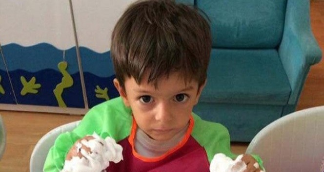 İzmir’de, 15 Ağustos 2017 tarihinde 3 yaşındaki Alperen Sakin’in okul servisinde unutularak ölmesine ilişkin görülen davada ’Taksirle adam öldürmek ve delilleri yok etmek ile suçlanan tutuklu sanıklardan Taner İ. 9 yıl, Dilara K. 9 yıl, yine servis s