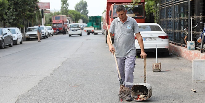 Süpürgesine takıldı! İlk işi bakın ne oldu...