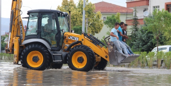 Suda mahsur kalan minibüse ilginç kurtarma