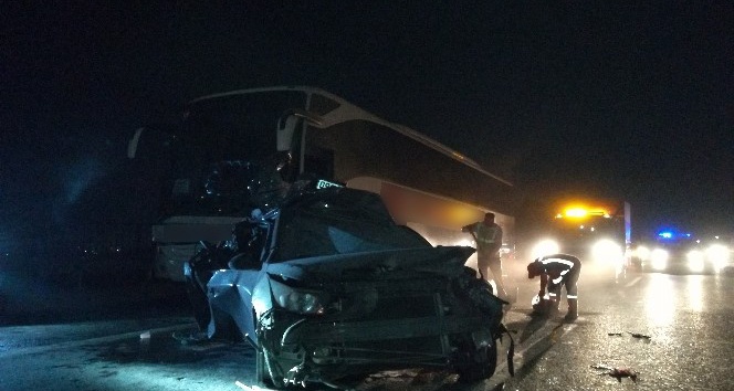 TEM’de yolcu otobüsü lastiği patlayan otomobile çarptı: 3 yaralı
