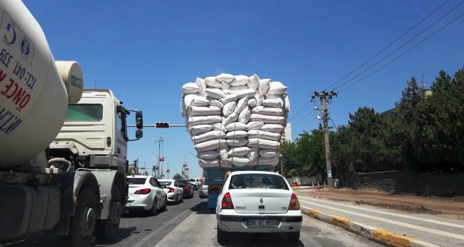 Diyarbakır’da saman yüklü kamyonlar tehlike saçıyor