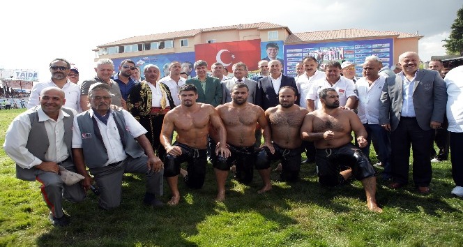 Türel, Antalyalı pehlivanları kutladı
