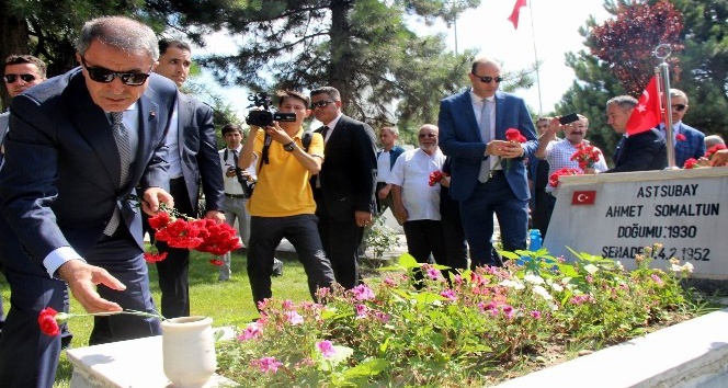 Milli Savunma Bakanı Akar Kayseri’de hava şehitliğini ziyaret etti
