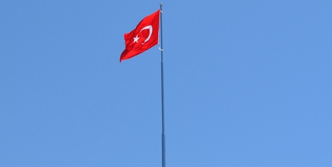 Görüntüler geldi! Türk bayrağı dikildi