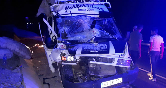 Minibüs kamyona arkadan çarptı: 15 yaralı